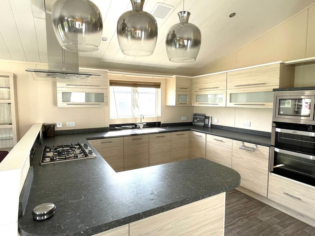 Property photo 3 of 18 Kitchen