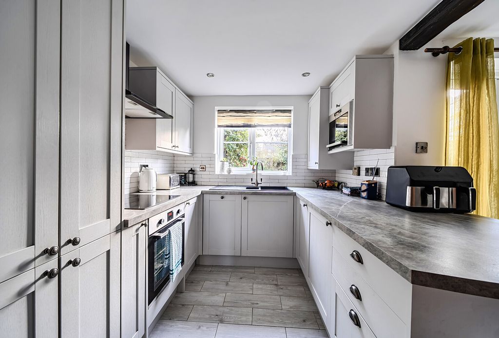 Property photo 3 of 12 1398067-12-696A66...