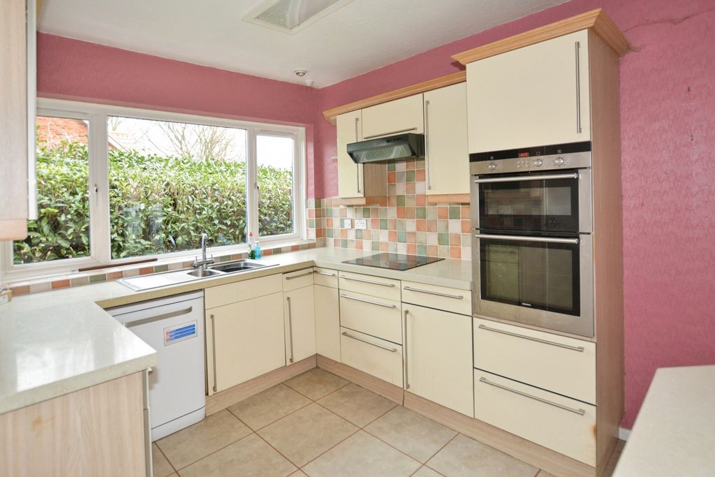 Property photo 2 of 18 Kitchen.