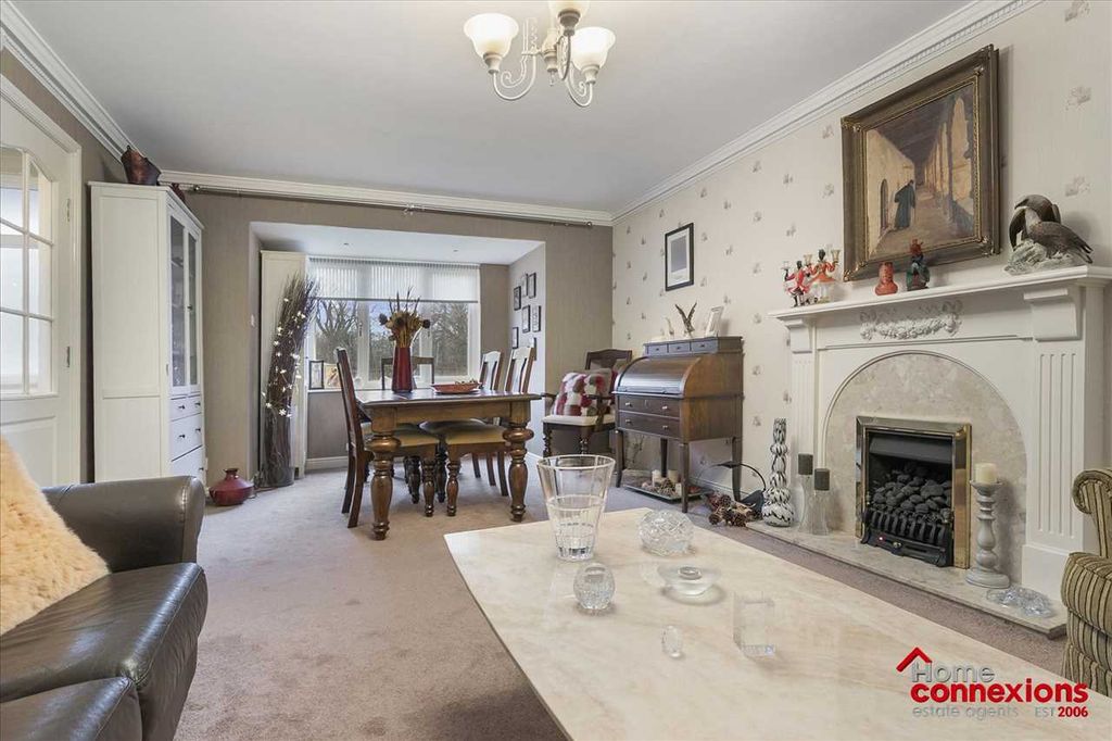 Property photo 2 of 33 Lounge Dining (1)