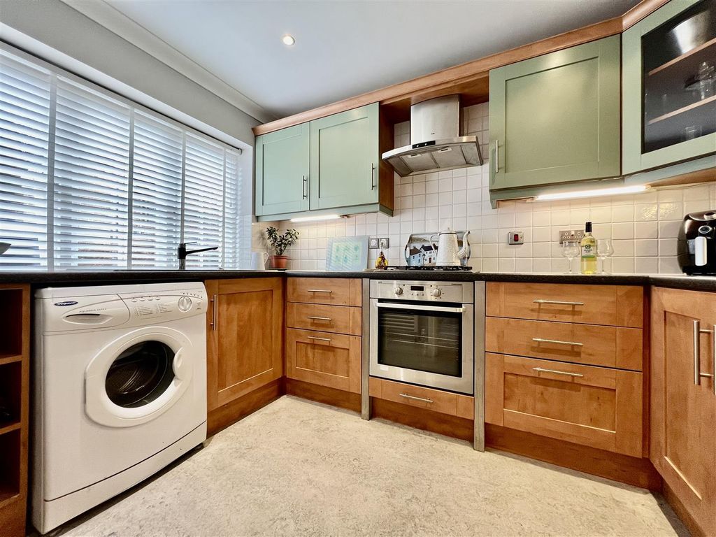 Property photo 3 of 31 Kitchen