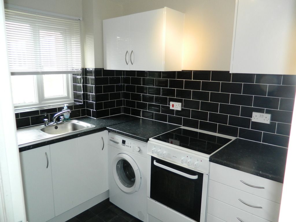 Property photo 2 of 6 Modern Fitted Kitchen