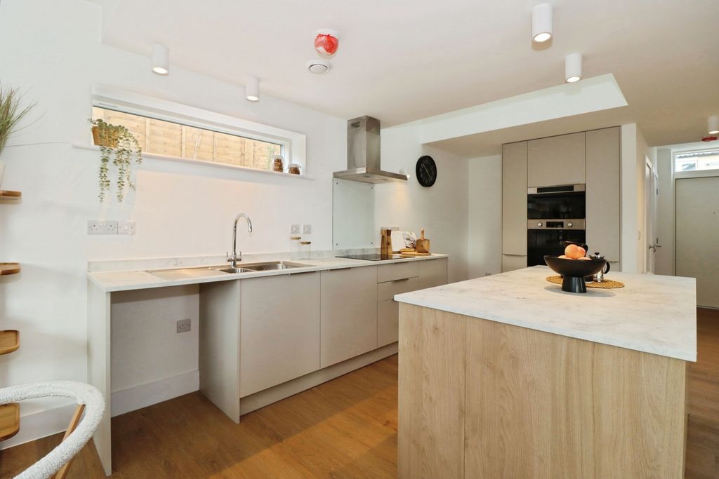 Property photo 3 of 20 Pbox-Img.Jpg