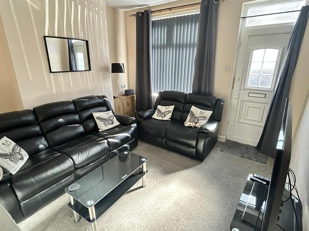 Property photo 2 of 8 Lounge