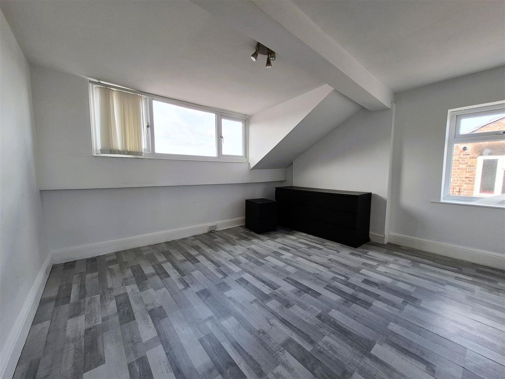 Property photo 2 of 11 Lounge