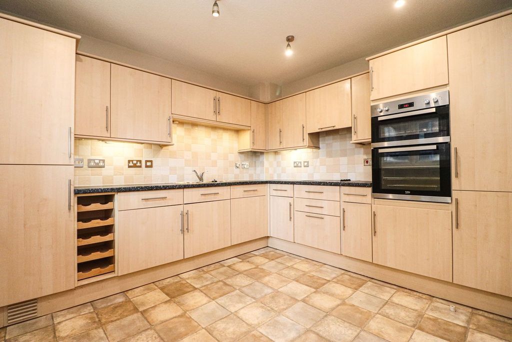 Property photo 3 of 14 Kitchen