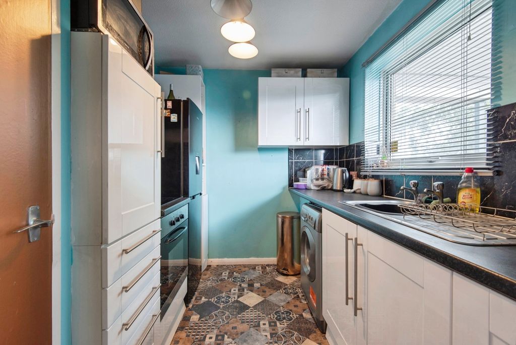 Property photo 3 of 17 Kitchen