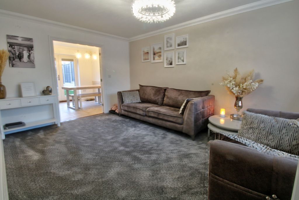 Property photo 3 of 17 Lounge