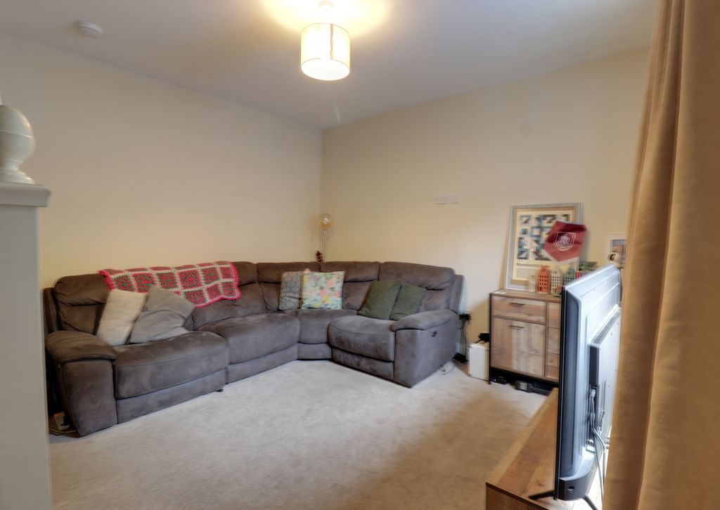 Property photo 3 of 13 Lounge 2