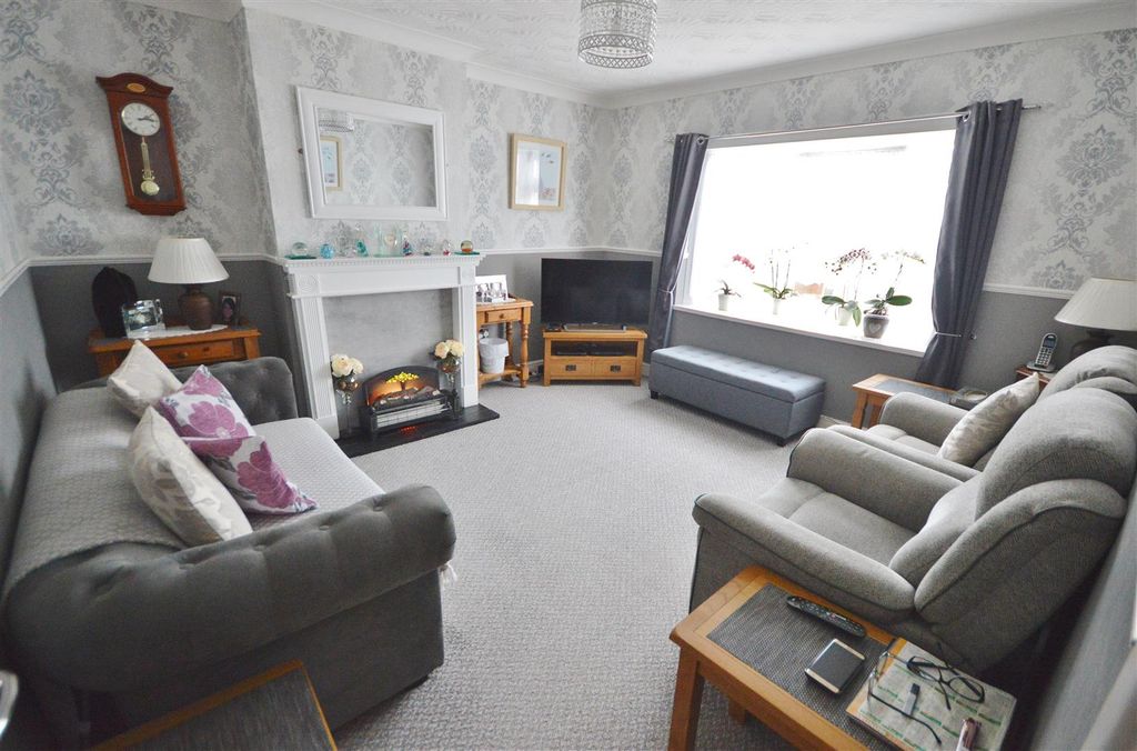 Property photo 2 of 20 Lounge