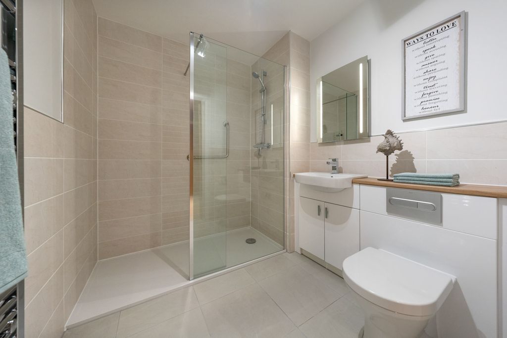 Property photo 3 of 13 Farnham House Bathroom