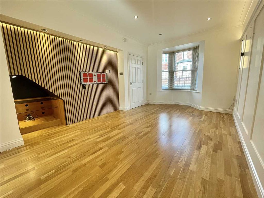 Property photo 2 of 17 Lounge (Front)