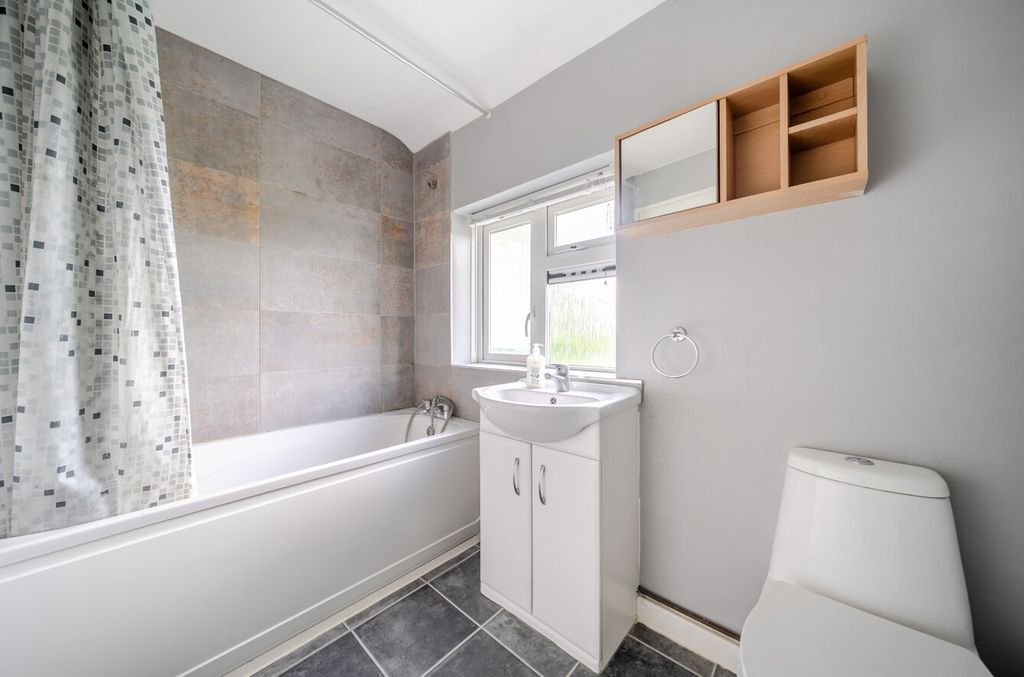 Property photo 3 of 10 Bathroom