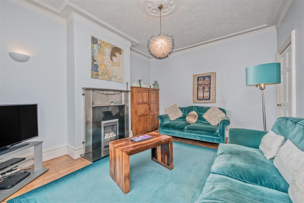 Property photo 2 of 23 Fitted Dining Kitchren: