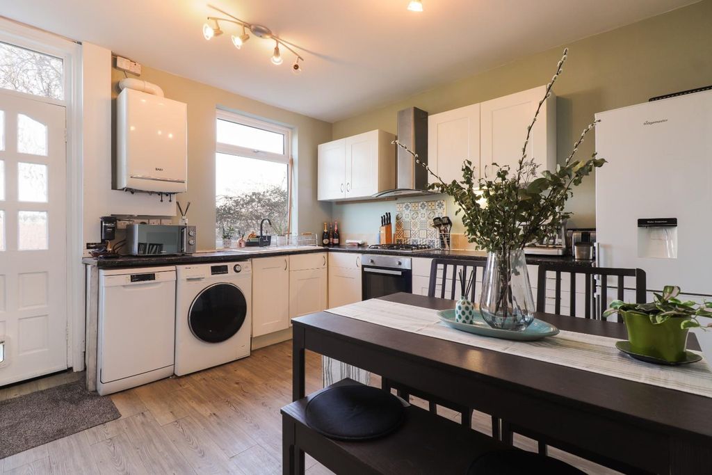 Property photo 3 of 32 Kitchen