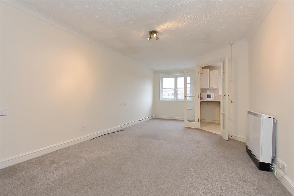 Property photo 3 of 14 48 Archers Court (10).Jpg