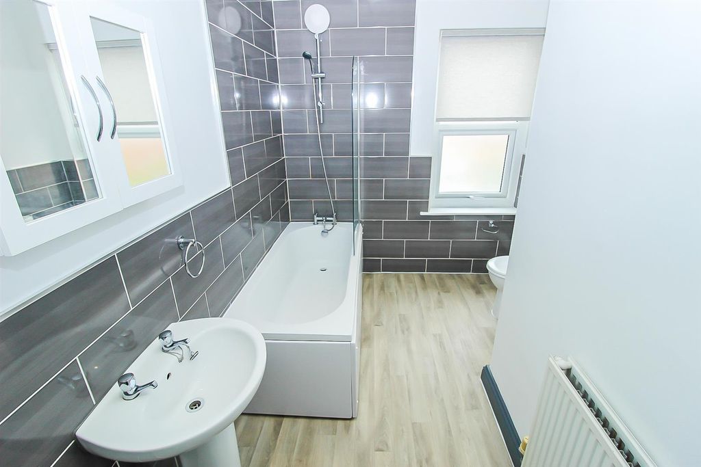 Property photo 2 of 9 Bathroom/W.C.