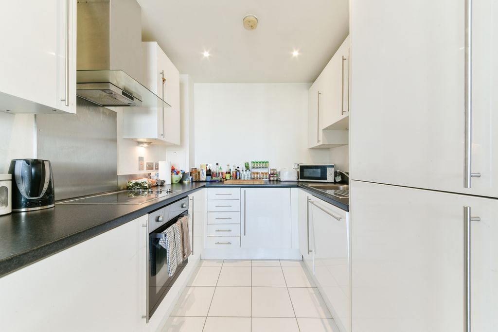 Property photo 3 of 10 Kitchen
