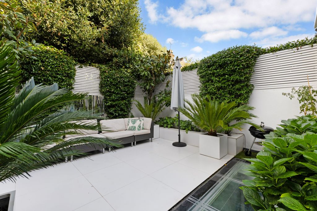 Property photo 3 of 17 Garden