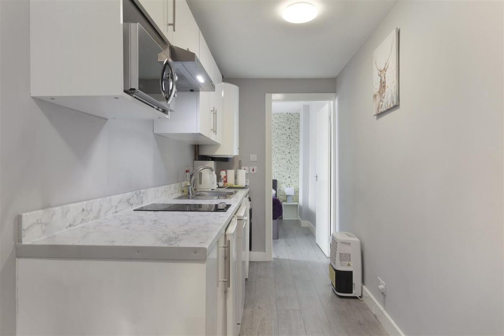 Property photo 3 of 8 Modern Fitted Kitchen