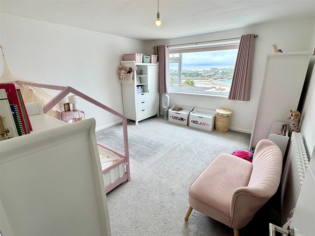 Property photo 2 of 9 Second Floor Flat, 12A Cliff Road Lounge