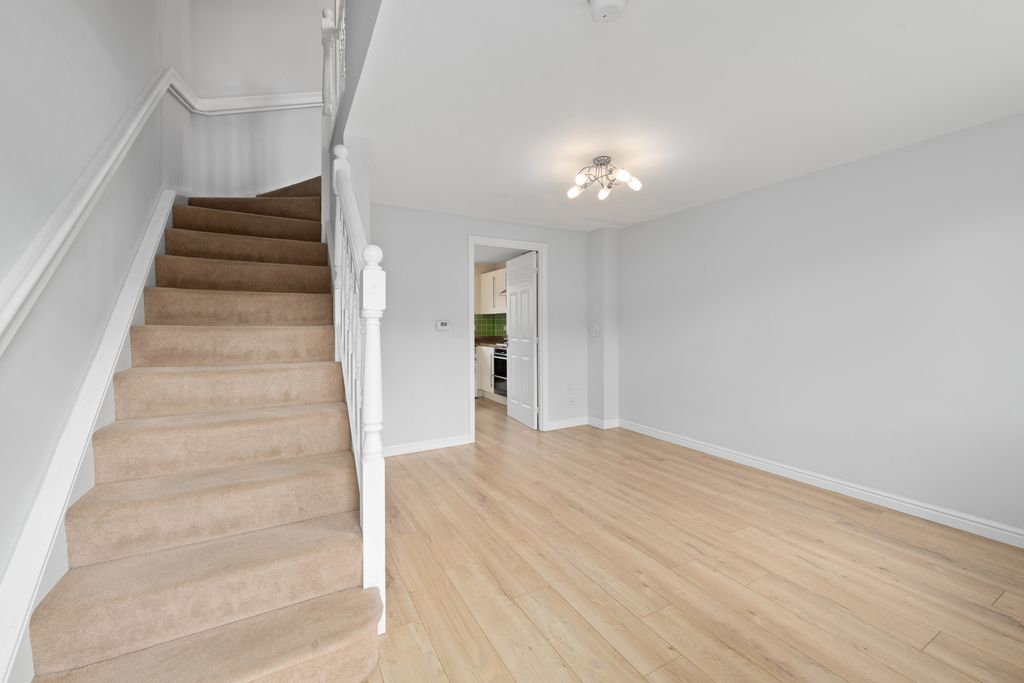 Property photo 2 of 11 5 Renton Drive 04