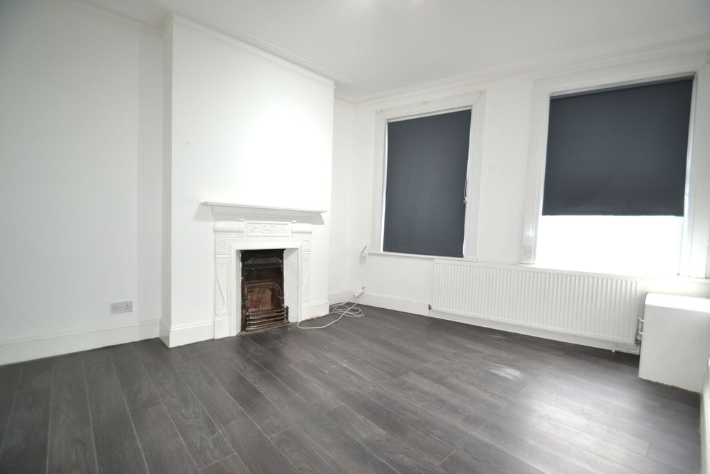 Property photo 1 of 8 3 Bedroom Flat