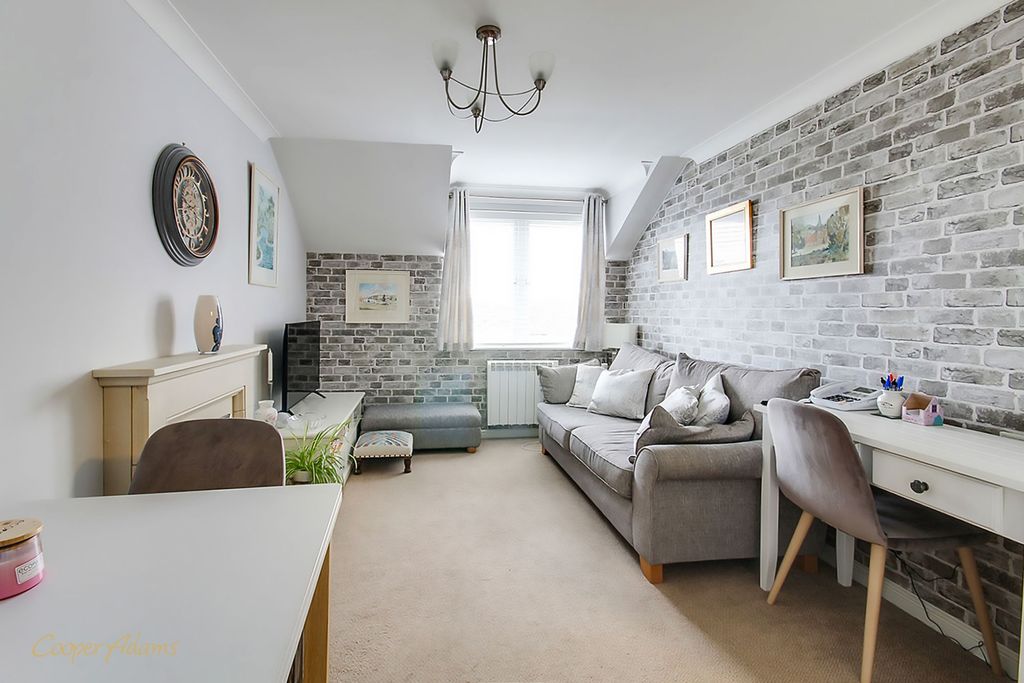 Property photo 3 of 11 Lounge