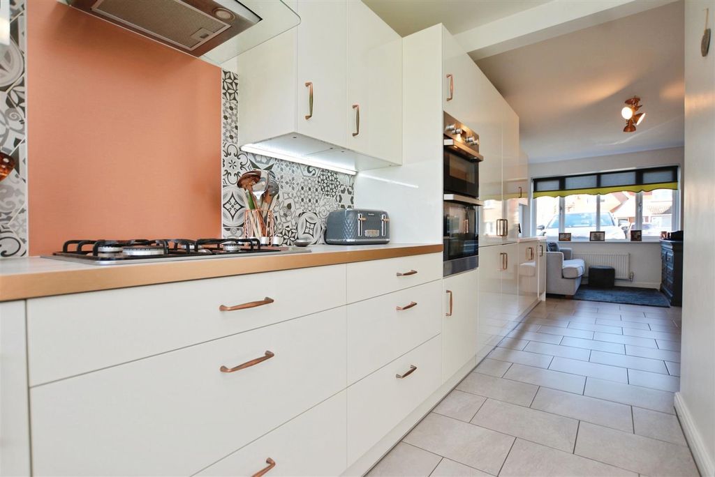 Property photo 3 of 30 Kitchen