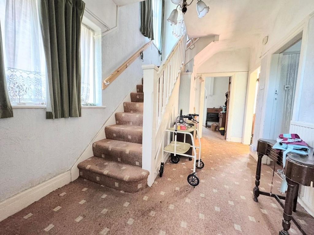 Property photo 2 of 16 Entrance Hall