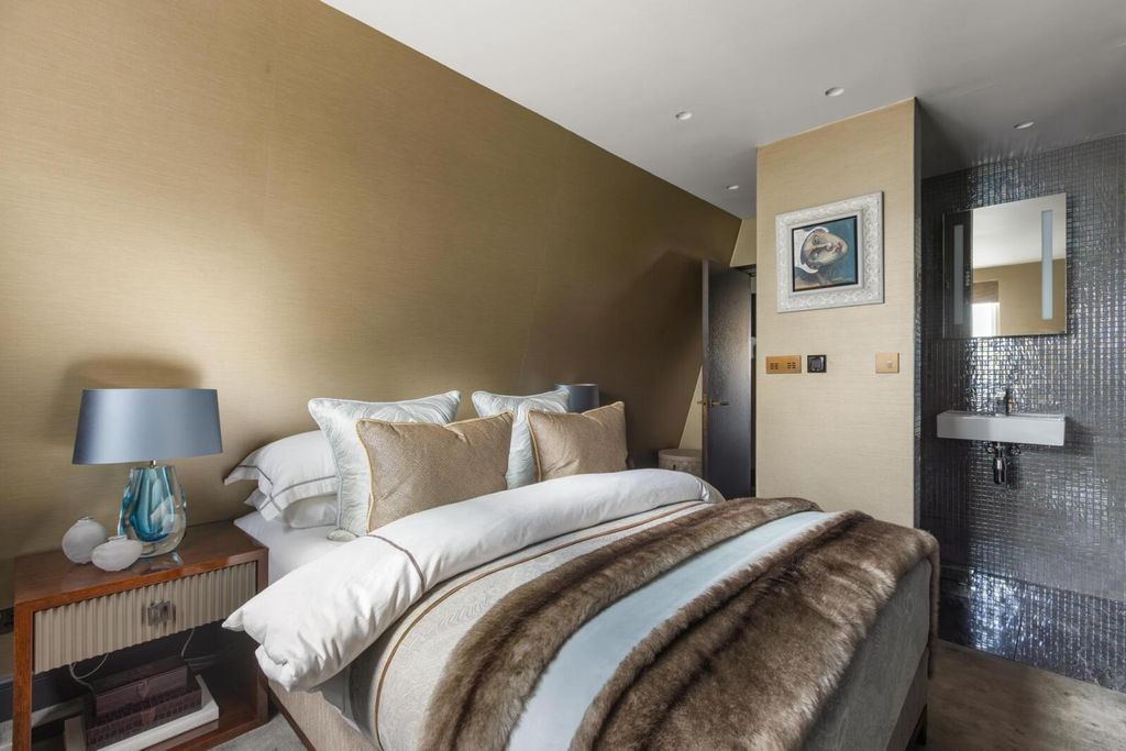 Property photo 3 of 18 Bedroom