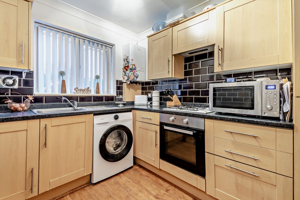 Property photo 2 of 9 Kitchen