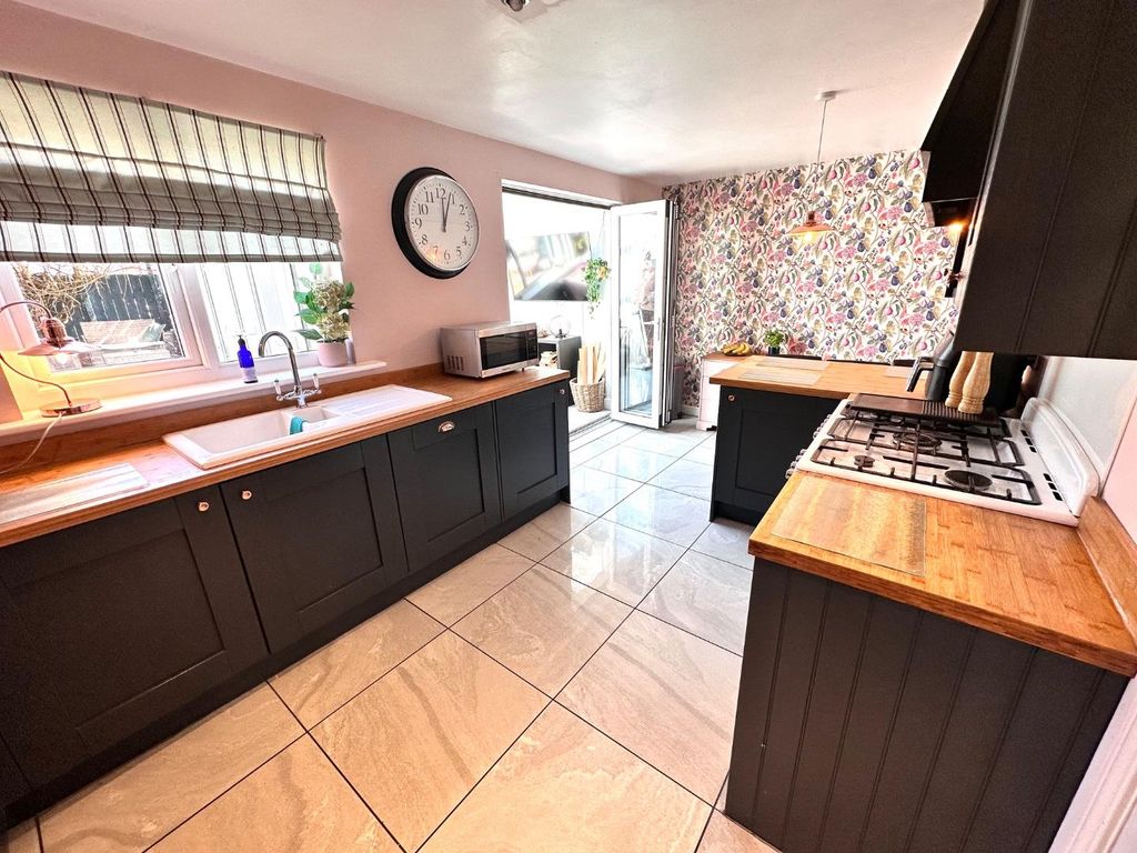 Property photo 3 of 39 Breakfast Kitchen