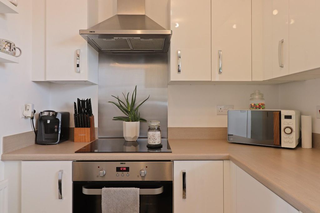 Property photo 3 of 10 Kitchen