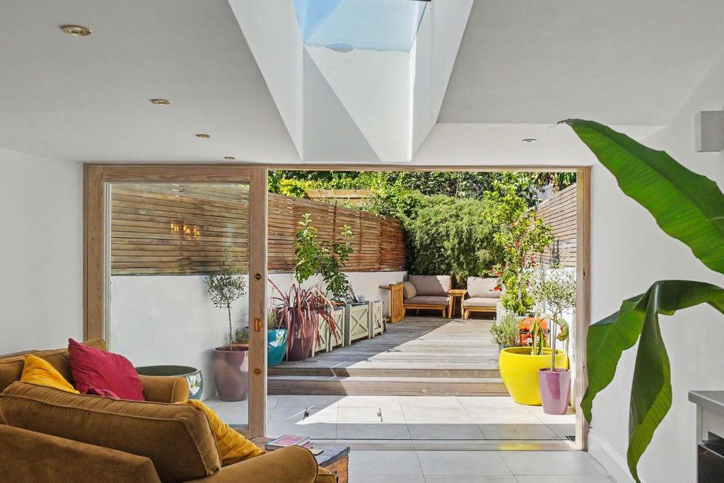 Property photo 3 of 18 Rear Reception To Garden