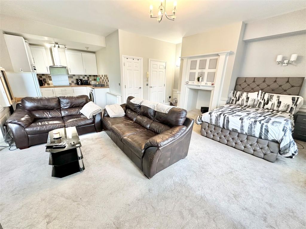 Property photo 2 of 12 Bedroom / Lounge