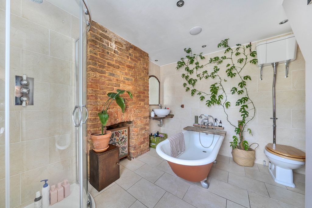 Property photo 1 of 19 Bathroom