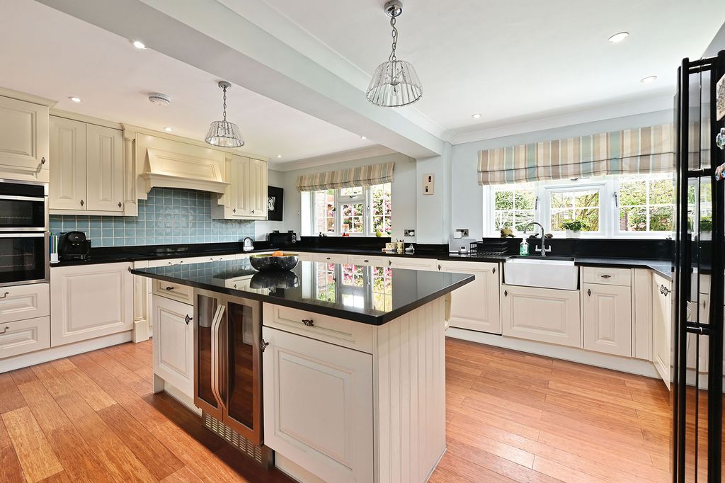 Property photo 3 of 14 11 Wldorf Heights (4)