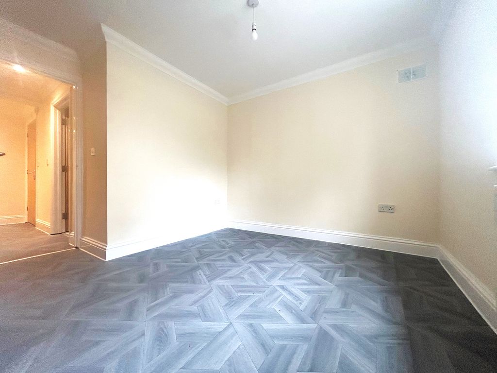 Property photo 2 of 6 Bedroom