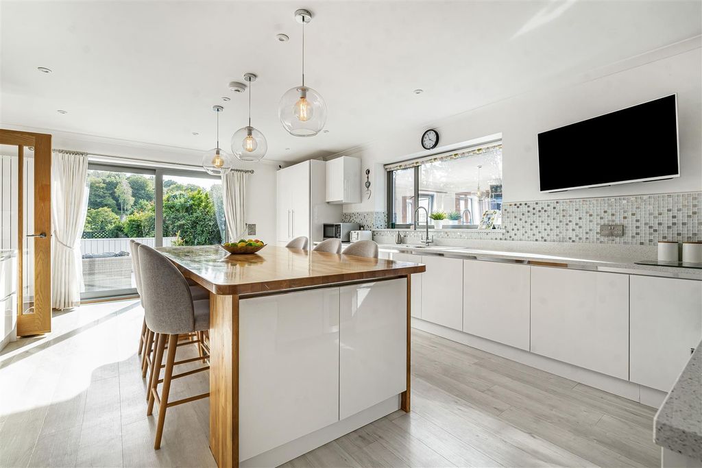 Property photo 3 of 32 Kitchen/Breakfast Room