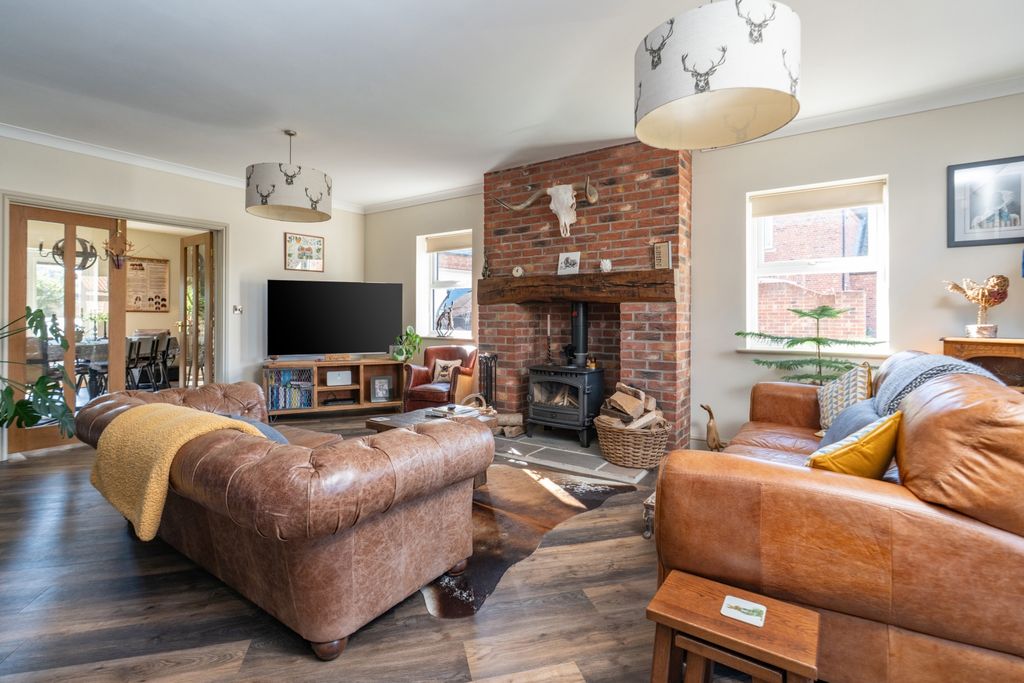 Property photo 2 of 33 Lounge