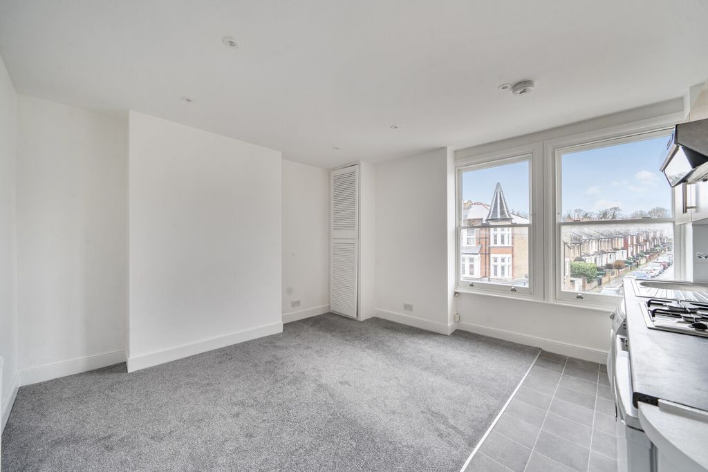 Property photo 2 of 10 1418670-11-699860...