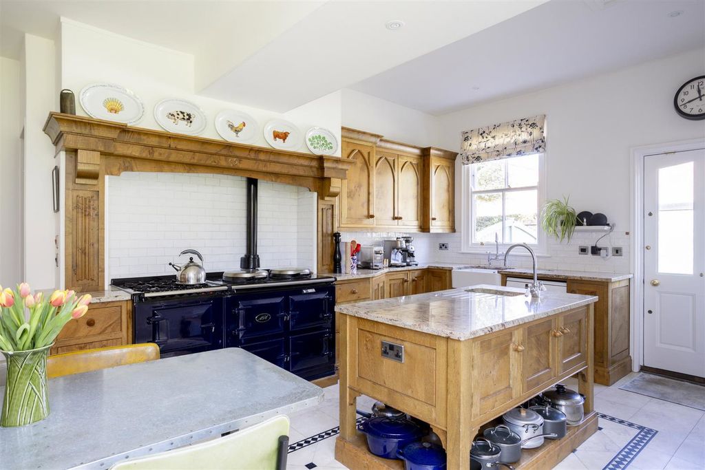 Property photo 3 of 27