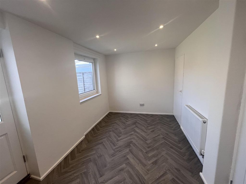 Property photo 3 of 12 Dining Area