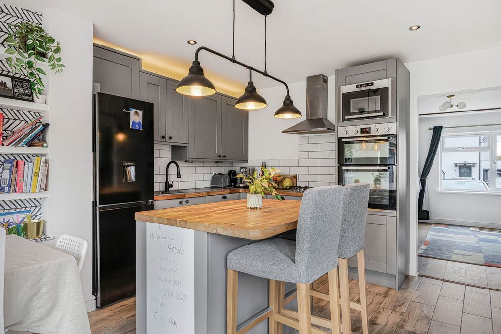 Property photo 3 of 18