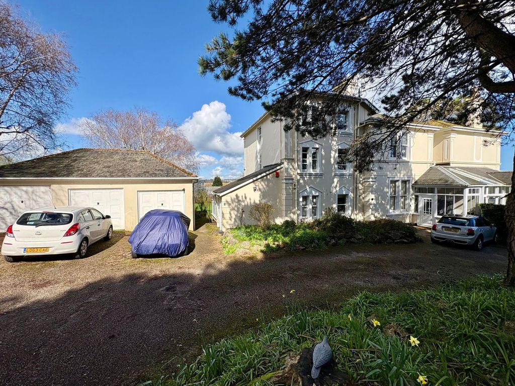 Property photo 2 of 32