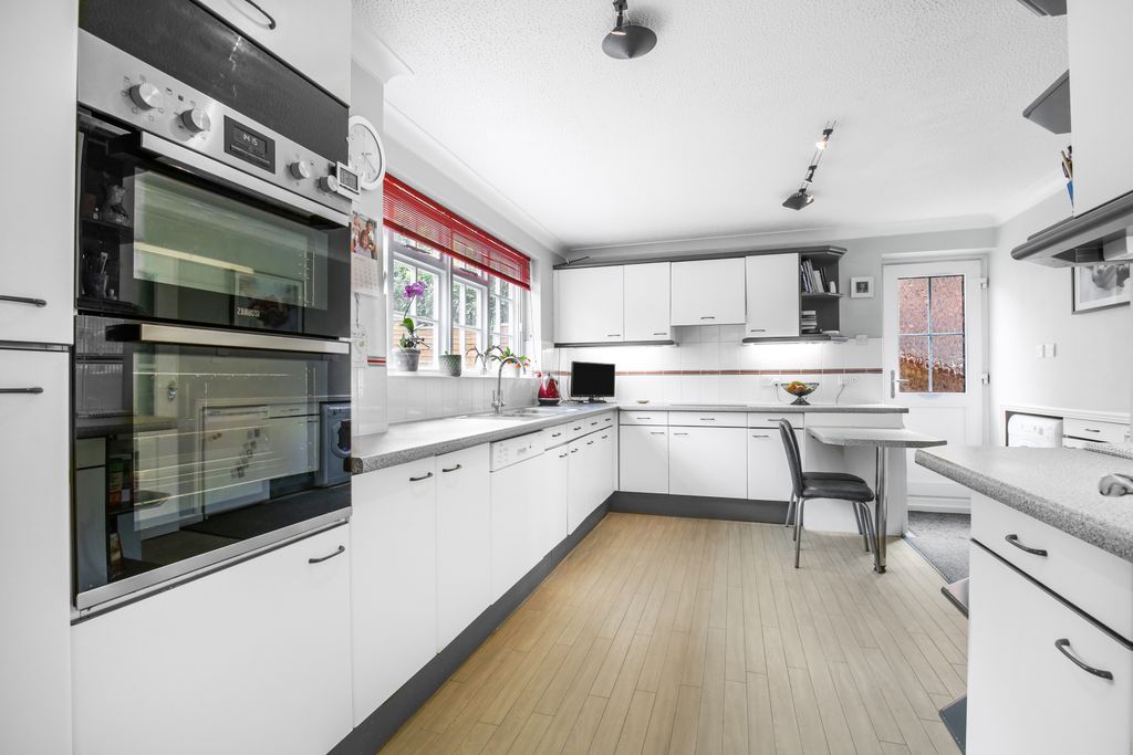 Property photo 3 of 27 1697665535 - 1 Boxford Close, Cr2 - 19