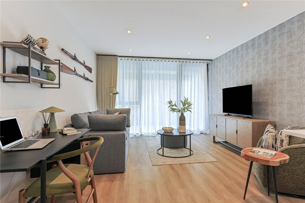 Property photo 2 of 17 Lounge