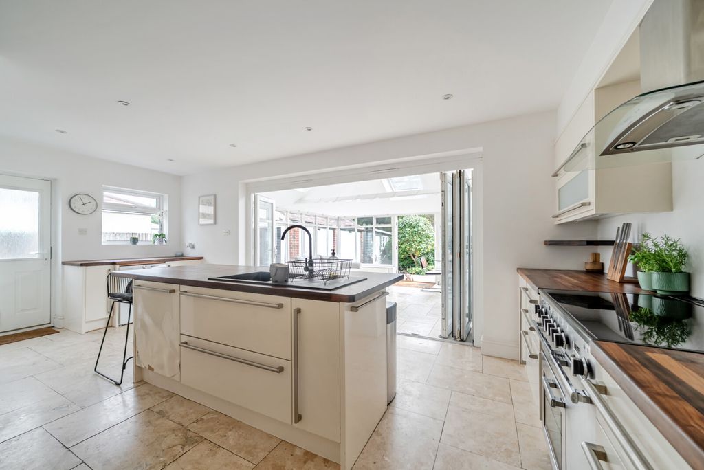 Property photo 3 of 24 1502203-12-6A830B...