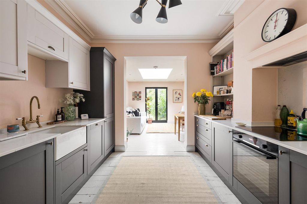 Property photo 2 of 20 Beech Hall Road, E4